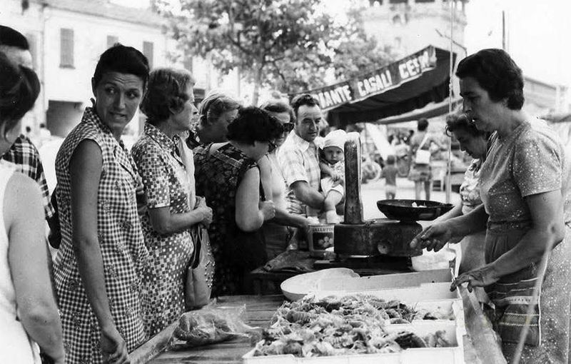 13 Vendita del pesce sulla banchina_dim